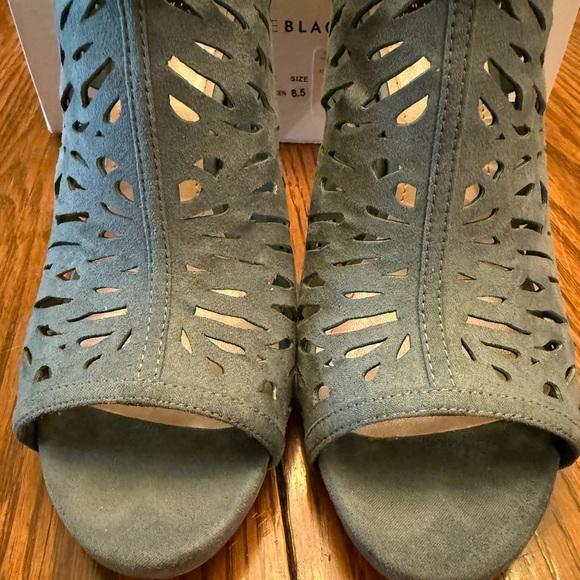 WHBM Stacey Wintergreen Suede Laser-Cut Booties – Size 8.5 - Picture 1 of 13
